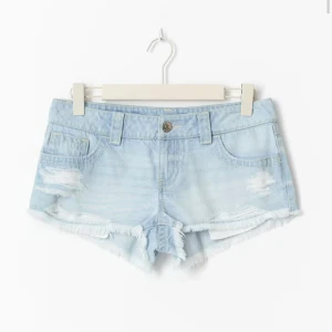 Ljusblå jeansshorts med slitningar - Snygga ljusblå jeansshorts med slitna detaljer och fransig kant. Helt nya med lappen kvar, endast testade. 