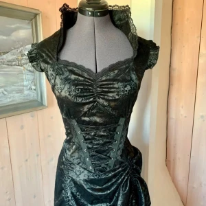 Klänning - Svart klänning som tyvärr inte komma till användning. Så fin passform och man kan dra upp kjolen så den blir kortare. Skulle säga att den passar s-l då den går att snöra den som man vill 🖤