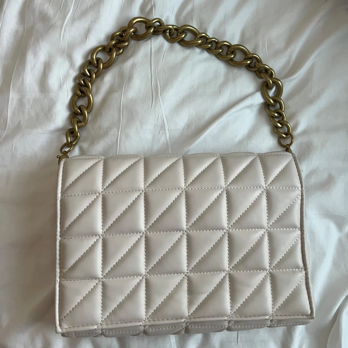 Beige quiltad axelväska med kedja 