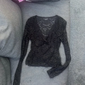 spets topp gina  - spets tröja från gina i stl xs så fin, använd en del så lite nopprig och finns ett litet hål längst ner men syns knappt på grund av spetsen 💕