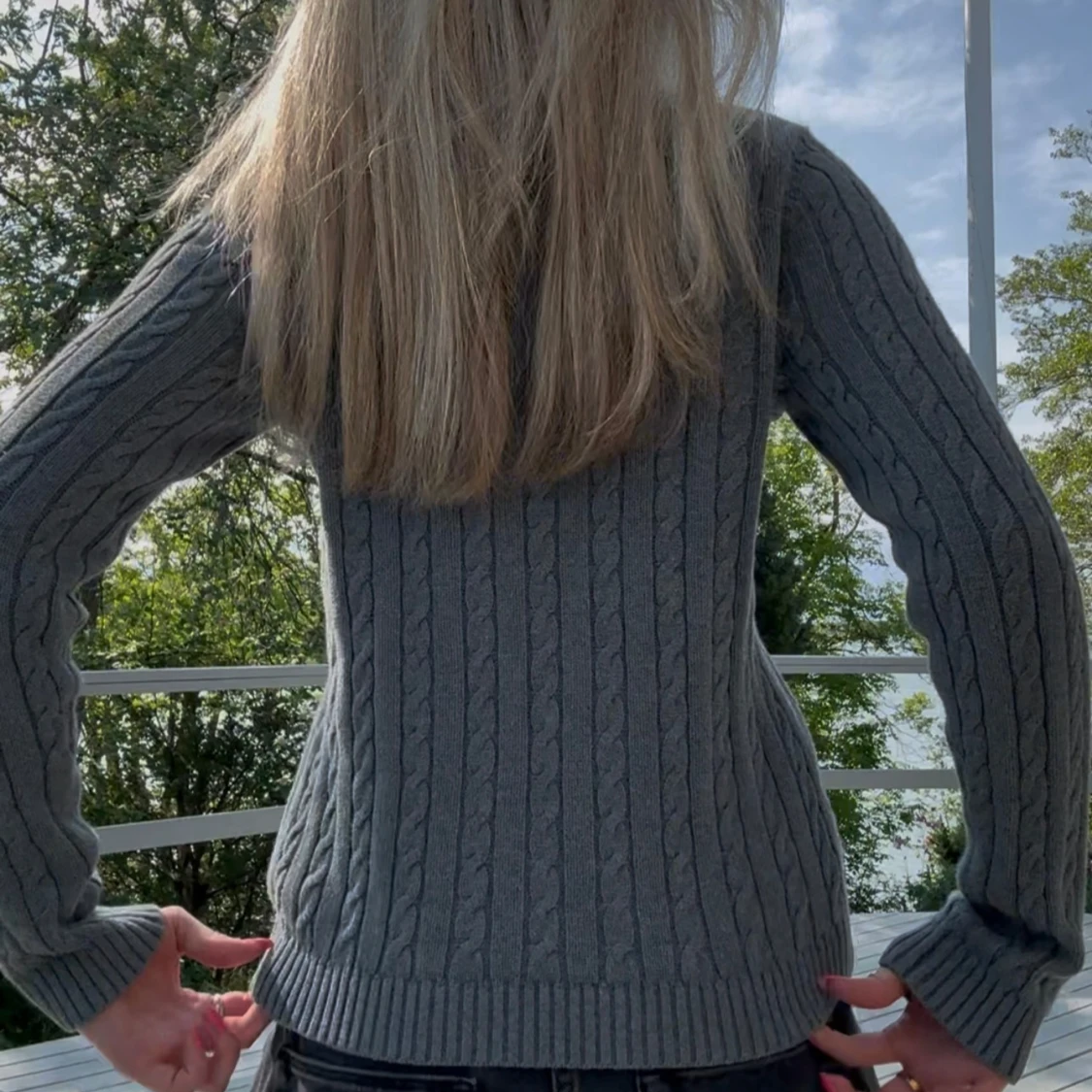 Grå kabelstickad tröja  - 1
