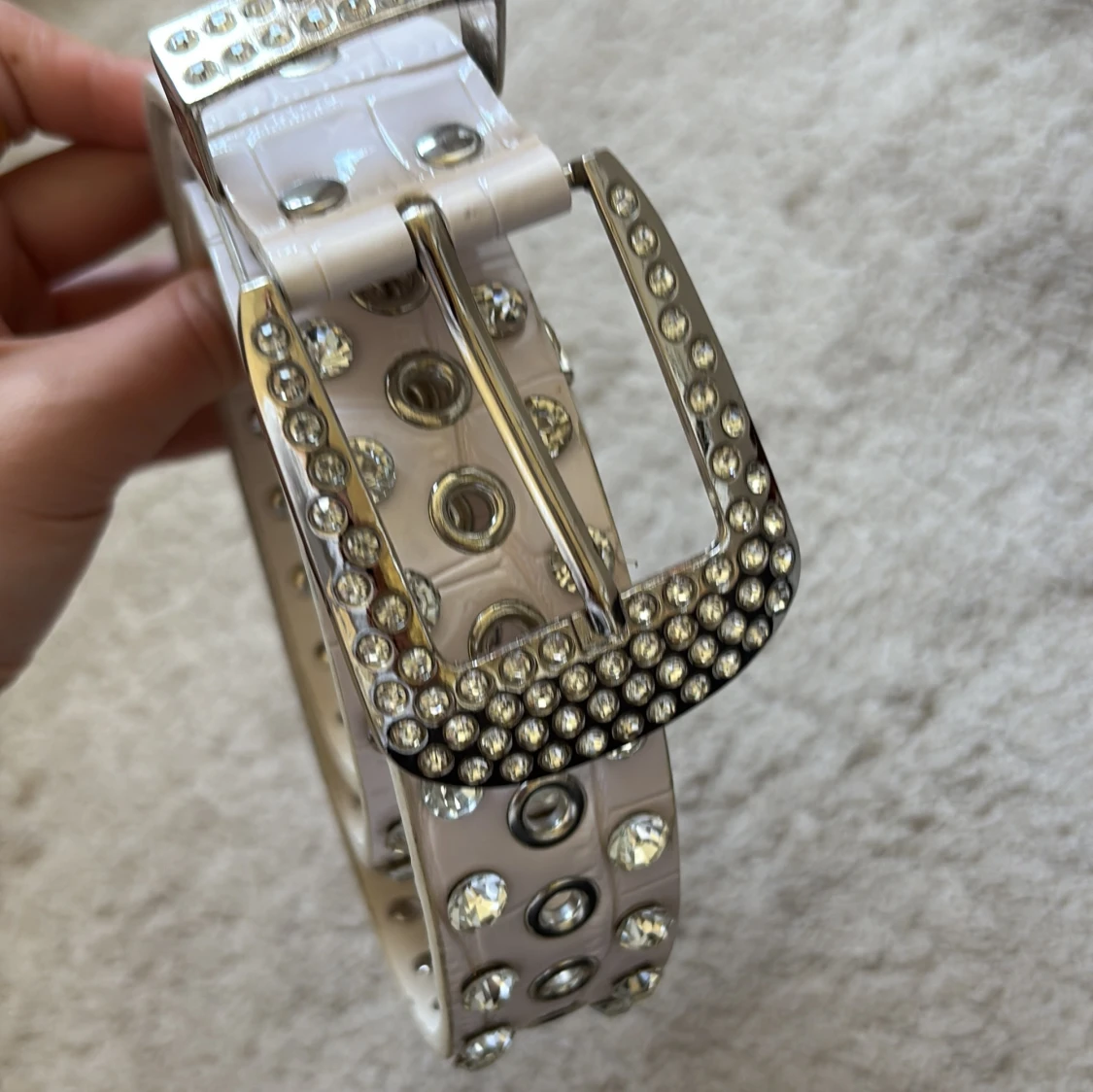 Vitt bälte med nitar och strass - 1