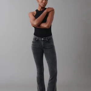 Low petite Bootcut jeans - KOSTAR 500kr på Gina. Jeansen är Bootcut och perfekt för lite kortare personer, 155-160 cm med innerbenslängden 72cm. Använda 1 gångmen för stora för mig🤍 så gott som nya! Alla priser kan diskuteras