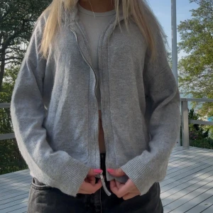 Grå hoodie med dragkedja och huva - Jättenajs hoodie 💕💕💕