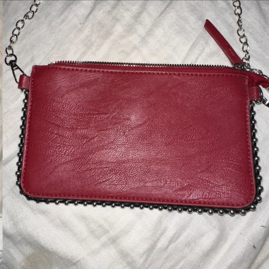 Röd axelväska med kedja