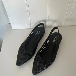 Snygga ballerina med slingback   - Snygga och bekväma svarta slingbacks. Bara använda på en fest ☺️