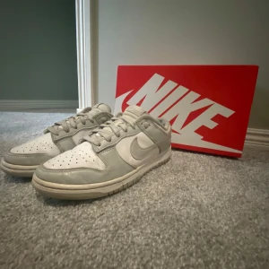 Nike Dunk Low Retro Grey Fog 40 - Hej säljer nu mina Nike Dunk Low Retro Grey Fog. Det är snygga sneakers med grå och vitt skin. Köparen står för frakten. MVH Isac.