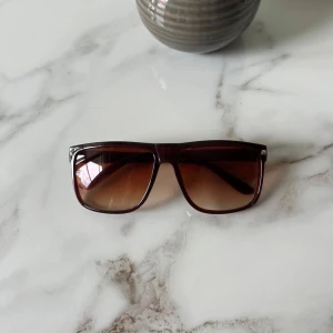 Rayban boyfriend identiska solglasögon  - Säljer dessa sjukt snygga solglasögon som är identiska till Rayban Boyfriend! | Aldrig använda! Skriv vid intresse eller funderingar!🙌