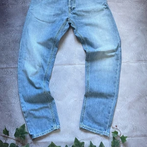 DonDup Dian Carrot slim fit jeans - Säljer dessa DonDup Made in Italy jeans modell Dion Carrot med passform slim fit för bara 749kr! Nypris ligger på över 3200kr.  🎨 Färg: Ljusblåa med vita områden 📏 Storlek: W31 📐 Mått: Midja - 40cm, Längd - 99cm, bredd fotöppning - 16,5cm ♻️ Skick: 10/10 skick utan tecken på användning  🧵 Material: 98% bomull  ‼️Skickas dagen efter köpet genomförs‼️