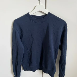 Mörkblå basic sweatshirt - Enkel och stilren mörkblå sweatshirt med rund halsringning och ribbade muddar. Tyvärr är lappen borta i nacken