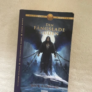 Den fängslade guden - Följ Percy Jacksons episka äventyr bland romerska och grekiska gudar! Spänning, humor och mytologi blandas när Percy och hans vänner måste samarbeta för att stoppa jättarnas hot. Perfekt för dig som gillar action, fantasy och hjältar med attityd.