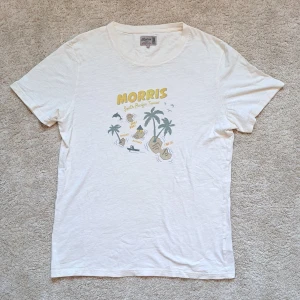 Morris T-shirt Med Sommar Tryck - Stl M - Fin Sommar t-shirt från Morris ☀️ | Skick: 8,5/10, Mycket bra | Stl: M, Skulle rekomendera att vara 175-185cm | Fraktar spårbart med Instabox eller Postnord | Mvh Galgen 🤗