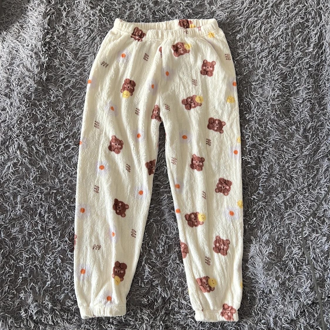 Söta mjukisbyxor med björnmönster