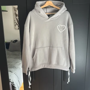 Carsicko hoodie  - Säljer en stilren grå hoodie från Carsicko i storlek M 🩶.Den har en cool hjärtapplikation på bröstet och praktiska dragsnören i nederkant. Perfekt för en avslappnad look. Hoodienr aldrig använd endast testad men säljs då de inte riktigt var min stil.                                                                                         Ställ gärna frågor ifall det undras!                                  Priset är inte hugget i stenen!!!!!  