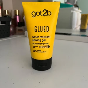 Got2b Glued Spiking Gel 150ml - Got2b Glued är en vattenresistent spiking gel i en klargul tub med svart lock. Perfekt för att skapa extrema frisyrer med riktigt stark stadga. Innehåller 150 ml och består till 72% av naturligt framställda ingredienser.