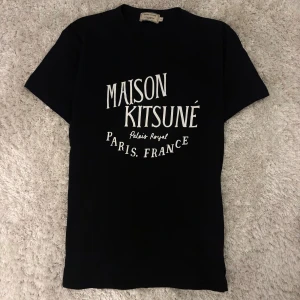 Maison Kitsuné Tshirt - En stilren tshirt nu till sommaren | Nyskick och väldigt snygg | Storlek: S passar S | Vid väntan kan vi beställa en helt ny till dig från leverantör/ alla färger mörkblå, svart och grå