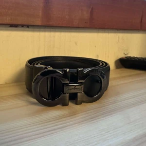Feregam0 Bälte - Helt oanvända bälten som liknar ett annat känt märke.stilrent och sitter perfekt om du vill ha en lyxig stil. Storlek 120cm. Pris går att diskutera vid en smidig affär
