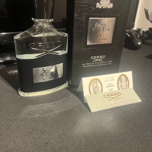 Creed Aventus Eau de Parfum 100ml - Lyxig parfym från Creed, Aventus, i en stilren glasflaska med svart och silverdetaljer. Kommer med originalkartong och äkthetskort. Helt oanvänd. Nypris på ca 3000
