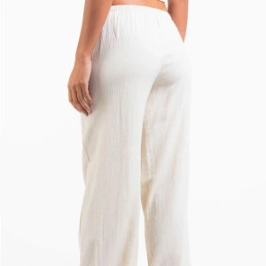 Beiga lågmidjade linnebyxor från Madlady - Snygga och luftiga linnebyxor i begiet med låg midja. Helt oanvända med prislapp. Storlek XS Tall. Ord. pris 600kr