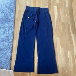 Blå mjukisbyxor med snörning - Säljer ett par bekväma blå mjukisbyxor med snörning i midjan.