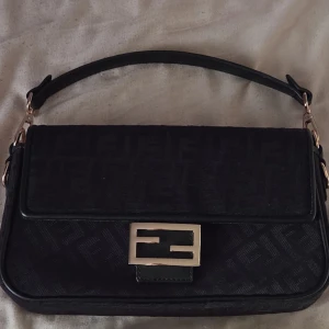 fendi inspirerad väska - superfin väska från f*ndi som inte kommer till användning.