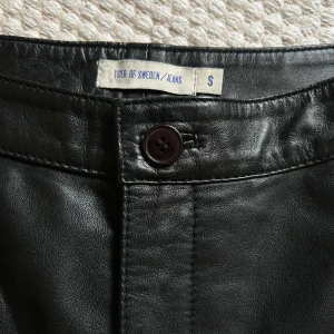 Svarta skinnshorts Tiger of Sweden - Svarta shorts i äkta skinn från Tiger of Sweden. Klassisk design med hög midja, knapp och dragkedja framtill samt snedställda fickor. Nypris: 3000kr