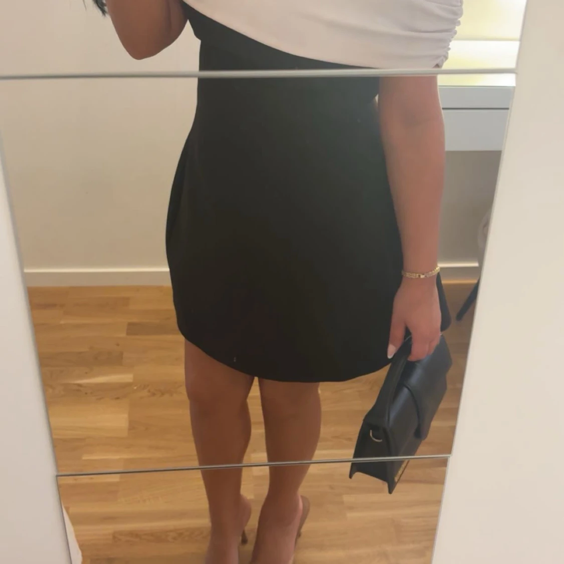 Svart och vit offshoulder klänning - 1