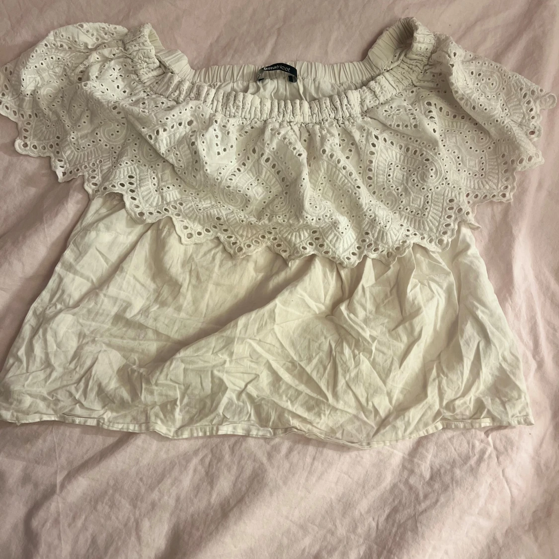 Vit offshoulder blus med spets