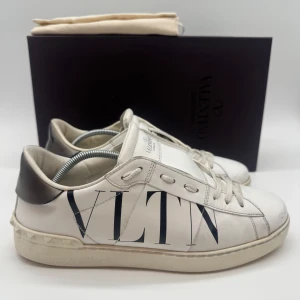 VALENTINO SNEAKERS - Valentino sneakers - Skick: 8,5/10 - Tillbehör: dustbag - Storlek 41 sitter som 42 - Nypris ca 7700kr - Deluxecloset