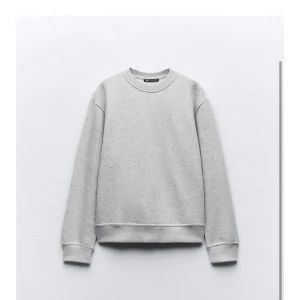 Grå sweatshirt från Zara - Enkel och stilren grå sweatshirt från Zara i mjuk bomull, använd nån enstaka gång, storlek L men är mer som en M