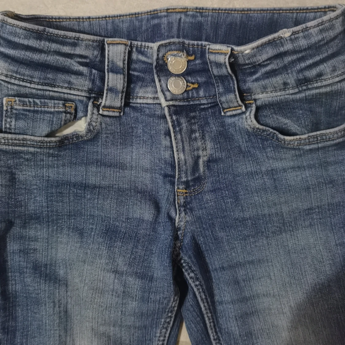 Blå lowaist bootcut jeans från H&M, stl 140 - 3