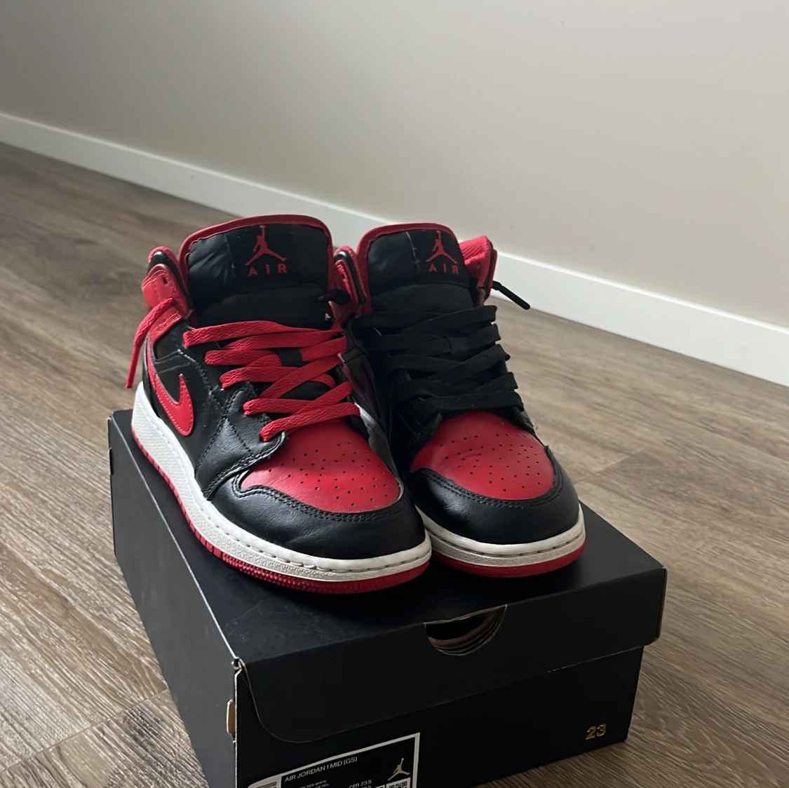 Nike Air Jordan 1 Mid Bred svart/röd