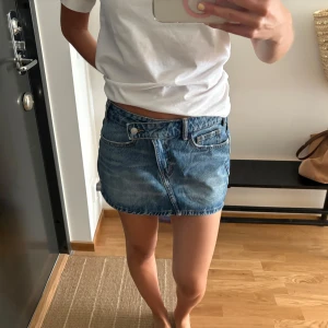 Jeanskjol från Zara - Populär jeanskjol från Zara som inte säljs längre. Ser ut som ny 