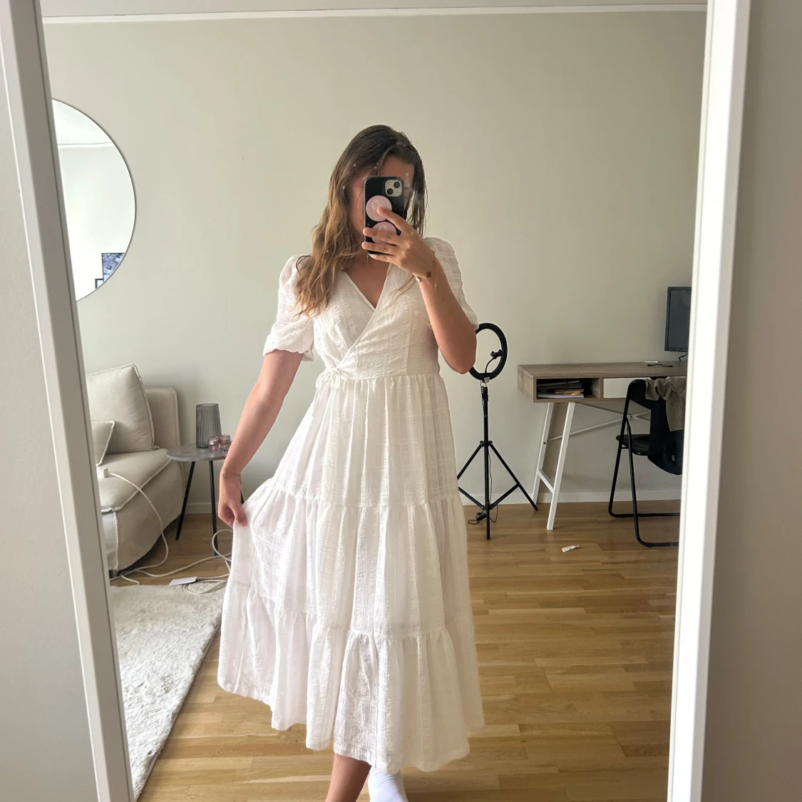 Vit omlottklänning med volang - 1