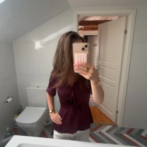 Blus från Anna Field - Säljer en vinröd blus från Anna Field med korta ärmar och snygg knytdetalj i midjan. Knappt använd!💕