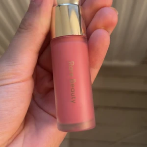 Rare Beauty Liquid Blush färg Happy - Flytande rouge från Rare Beauty i färg ’’Happy’’. Aldrig använt. Köpt för 360kr men pris kan diskuteras. Skriv privat om ni har några frågor o funderingar över blushen eller för flera bilder. Skriv ALLTID privat innan ni köper!💕