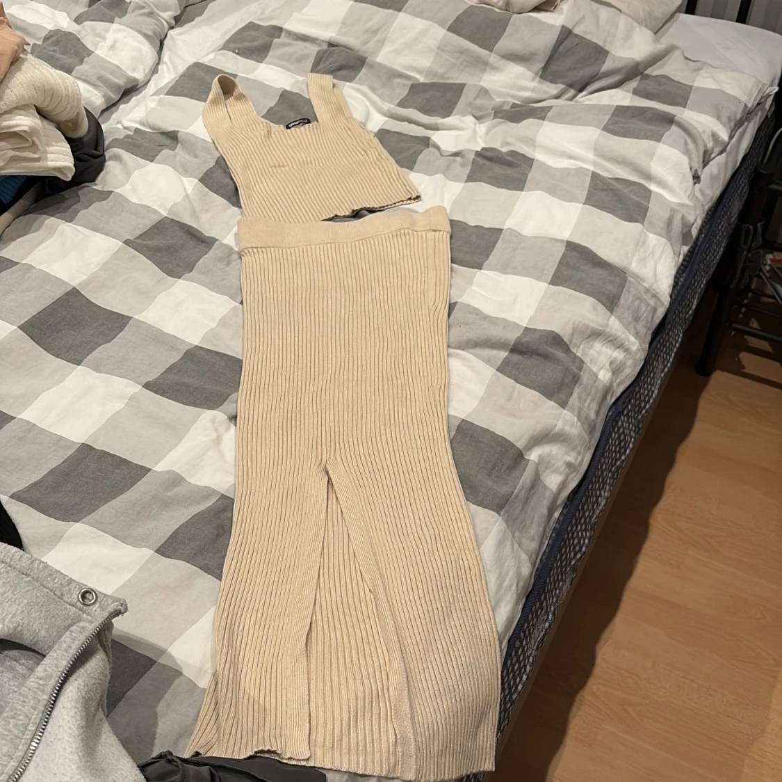 Beige ribbad långklänning Gina Tricot