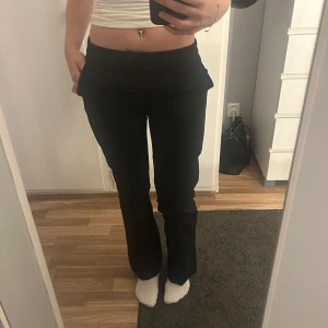 Kostymbyxor från BikBok - Snygga svarta lågmidjade kostymbyxor från Bilbok. Säljer då dem är lite för stora för mig som vanligtvis har 36 i byxor. Jag är 166cm lång i referens!💕