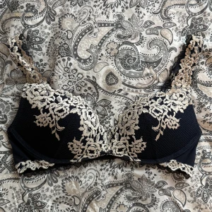 Intimissimi BH - Säljer min nästintill oanvända intimissimi BH då den inte passar längre. Modellen Superpushup-behå Gioia Pretty Flowers, Pris kan diskuteras vid snabb och smidig affär💕💕
