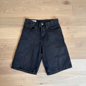 Jorts - Säljer mina svarta jorts från zara i storlek 36 (typ 28-29). Har tvättat de några gånger med tycker vara de fått en skönare wash. Hör av dig vid minsta fundering !