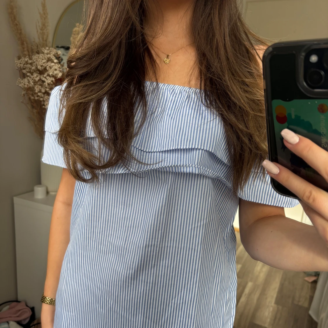 Blåvit offshoulder klänning med volang - 1