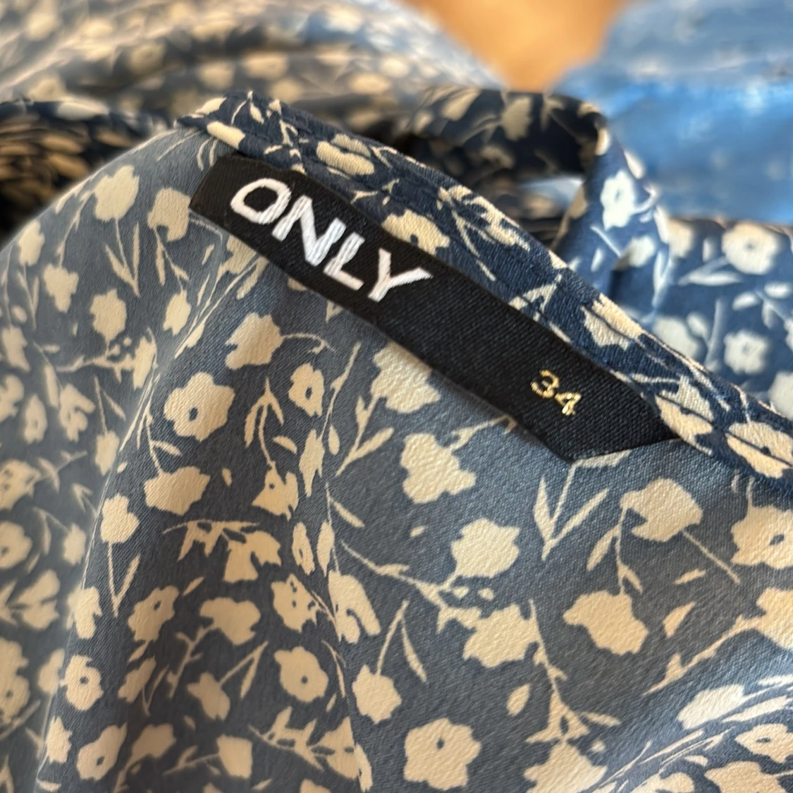 Blommig omlottklänning från ONLY - 1