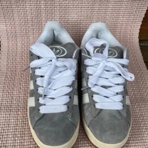 Grå adidas campus strl 38 - Ett par sprillans nya Adidas Campus 00. Öppnade dagen jag la ut annonsen och har där med använt fram och tillbaka till min träning. 💕  Grå snöre kommer med. De är jätte fina och passar allt och är extrem Sköna. Säljer då jag köpte för liten storlek och kan där med inte ha dom. Pris kan självklart diskuteras💕
