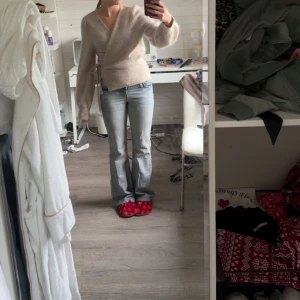 Beige omlottkofta med knytband - en omlottkofta från Other stories, använd ett par fåtal gånger där av att jag säljer den. Passar till allt och är skit snygg!