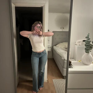 Levis 517 bootcut jeans ljusblå - Säljer ett par klassiska Levis 517 jeans i ljusblå tvätt. Modellen har bootcut-ben, fem fickor och Levis ikoniska patch bak i midjan. Jeansen har låg midja och är tillverkade i slitstarkt denim. Perfekta för dig som gillar retrovibbar och snygg passform.