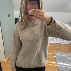 Gosig stickad tröja  - Jätteskön tröja, knappt andvänd. Den sitter som S. Det är en polo tröja, men det går även att vika ner.