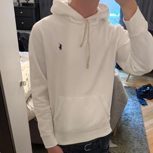 Vit ralph lauren hoodie - en Knappt använd ralph lauren hoodie i storlek s jättebra skick stilren snygg, är 186 70 kg, om du har några funderingar hör gärna av dig är snabb på att svara mvh AeCloset