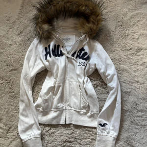 Hollister zip up hoodie S - Pälsen är påsydd med hand, lämnade två hål vid början/slutet av pälsen. Storlek S