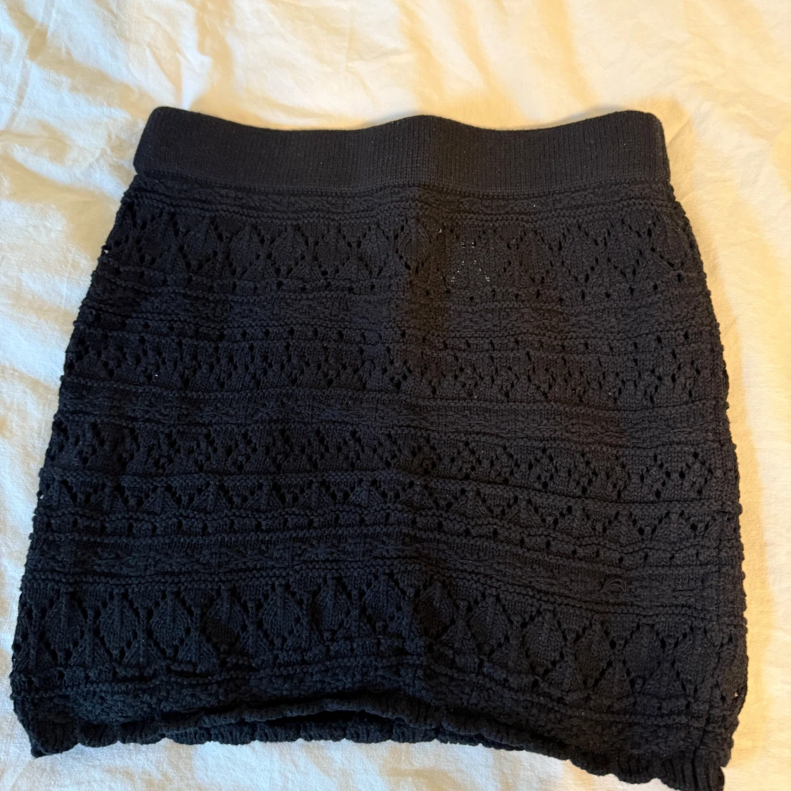 Svart stickad kortkjol med mönster - 1