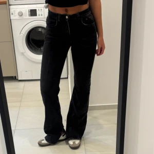 Jeans pull and Bear - Snygga jeans från pull and bear! Sparsamt använda. Slits längst ner på innerbenet så dom faller perfekt över skorna! Strl S men små i storleken🤍Midja: 35 cm rakt över, innerbenslängd: 82 cm, jag är 168 cm